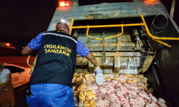 Vigilância Sanitária interdita comércio com carnes e frangos a céu aberto em Bragança Paulista 696x416