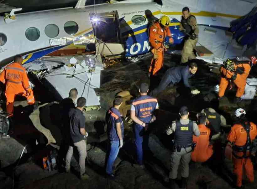 autoridades trabalham apos primeiros socorros em queda de aviao que matou marilia mendonca 0 1