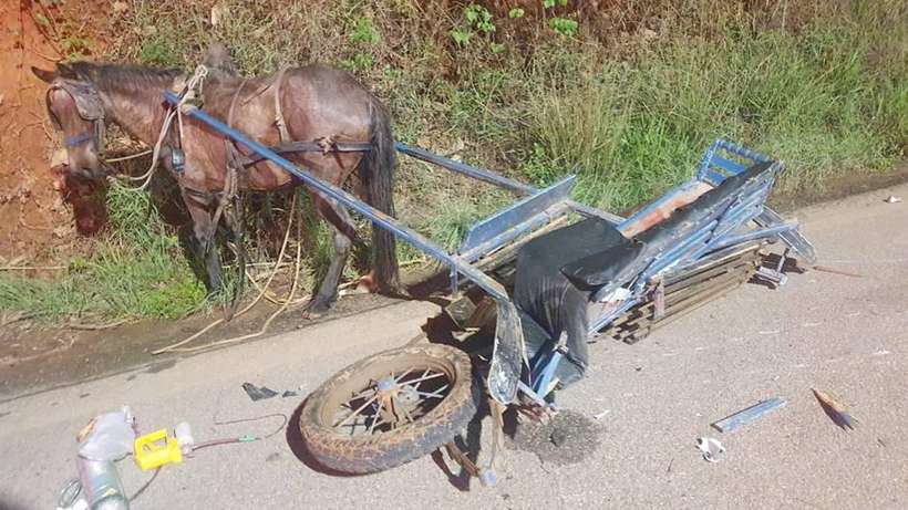 charrete destruida apos ser atingida por moto 0