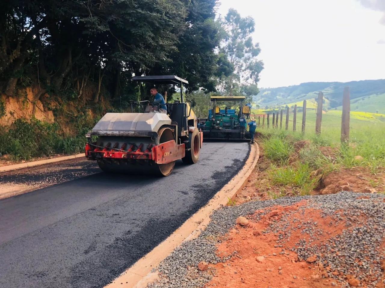 iniciadas as obras de asfaltamento da estrada que liga bueno brandao a monte siao 1c288