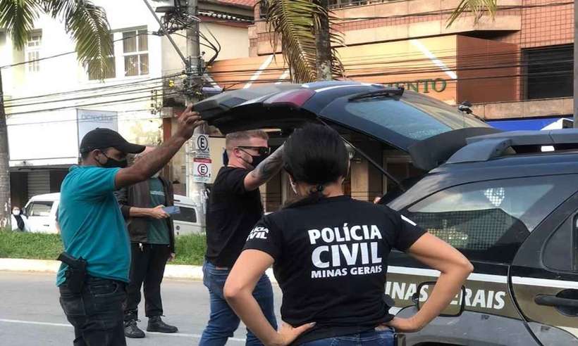 policiais civis perto da viatura 0