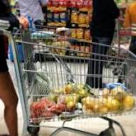 Alta nos preços de alimentos pressiona consumidores a fazer compras ‘fracionadas’, diz pesquisa 