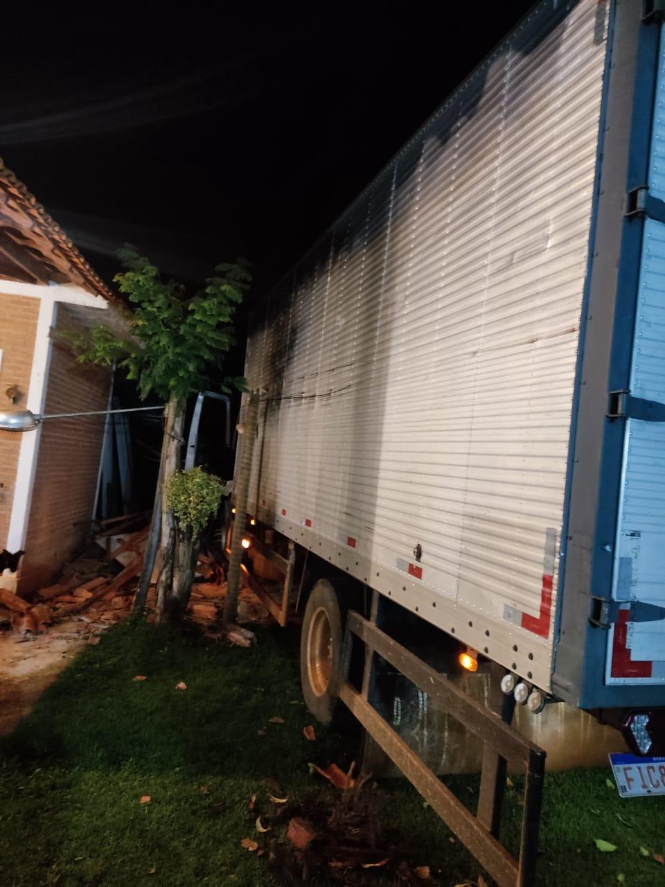 transportadora e assaltada em monte siao por dez bandidos e 12 vitimas foram feitas refens gb 4817 44497