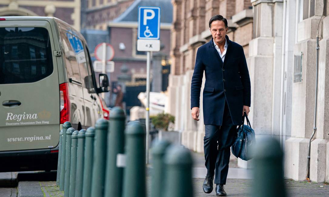 x96159275 Mark Rutte VVD arrives for a meeting on the formation of a new government on November 12 20.jpg.pagespeed.ic.t VLNZyAbX